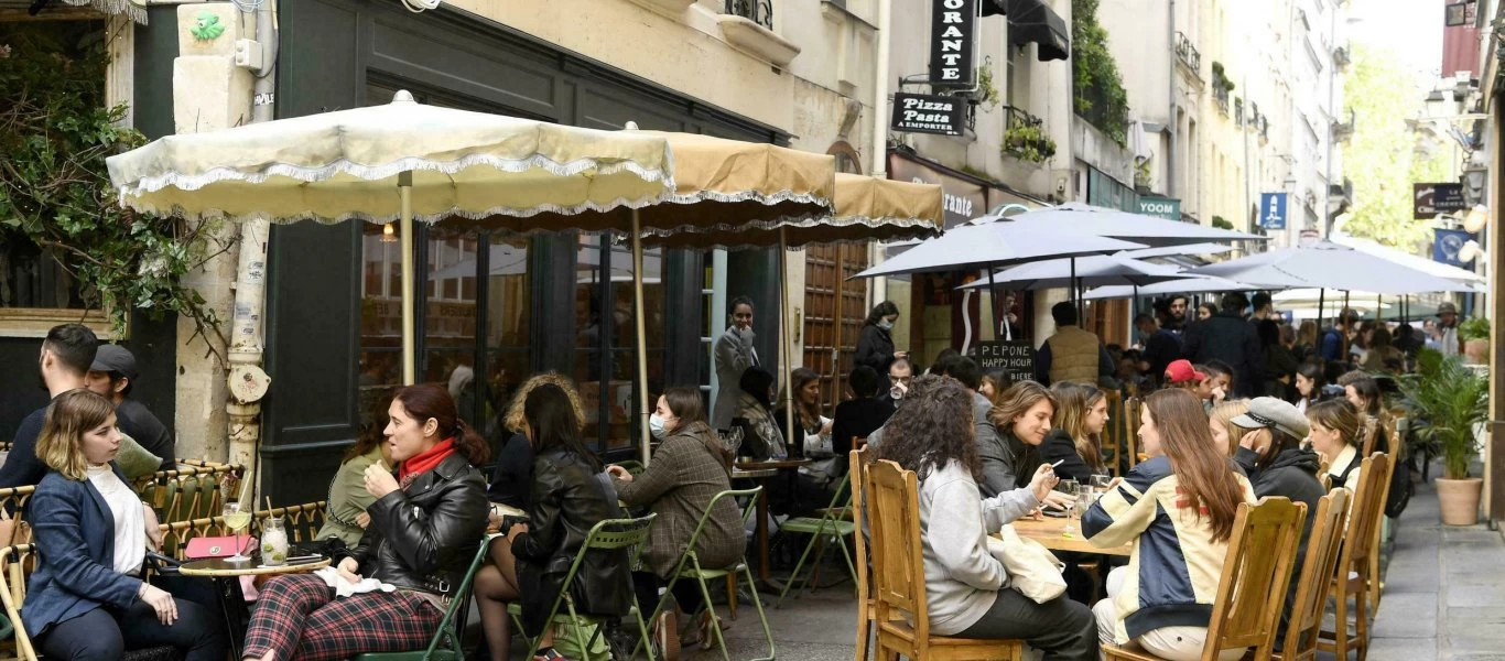 Διαμαρτυρία στο Παρίσι: Άδεια τα καταστήματα εστίασης – Οι Γάλλοι τρώνε έξω από αυτά! (βίντεο)